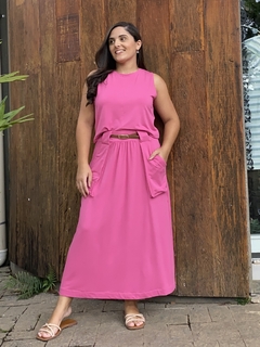 CONJUNTO CROPPED E SAIA MIDI COM COS DE ELÁSTICO E BOLSOS SOBREPOSTO ROSA