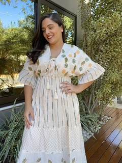 VESTIDO LONGO BORDADO MANGA MORCEGO COM BOLSOS - Camila Raidan