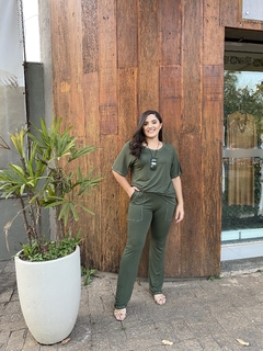 CONJUNTO DE MALHA BLUSA E CALÇA FLARE PESPONTO COMFY VERDE - Camila Raidan