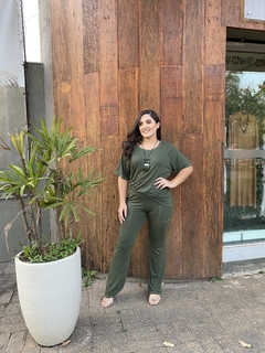 CONJUNTO DE MALHA BLUSA E CALÇA FLARE PESPONTO COMFY VERDE na internet