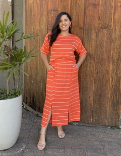 CONJUNTO BLUSA E SAIA MIDI LARANJA LISTRADA MALHA COMFY - comprar online