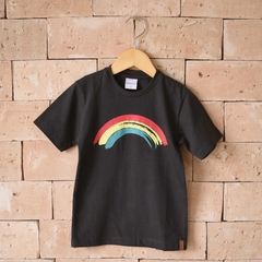 CAMISETA MANGA CURTA ESTAMPA ARCO IRIS