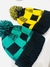 GORRO CUADROS CON POMPON