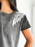 Remera Batic Plumas Plata - comprar online