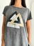 Remera Batic Triple Triangulo gold en internet