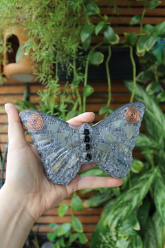 Orgonite Borboleta Média Equilíbrio e Foco com Água Marinha e Cianita Azul