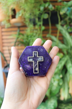 Orgonite Hexagonal Cruz com Quartzo Rosa e Cristal