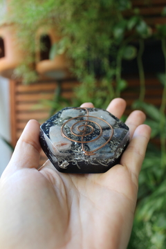 Orgonite Hexagonal Cho Ku Rei com Cianita Azul