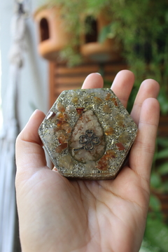 Orgonite Hexagonal Trevo com Calcita Amarela e Citrino