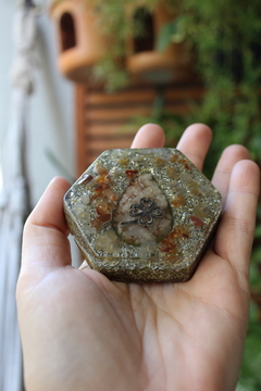 Orgonite Hexagonal Trevo com Calcita Amarela e Citrino