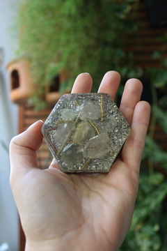 Orgonite Hexagonal com Quartzo Verde e Cristal