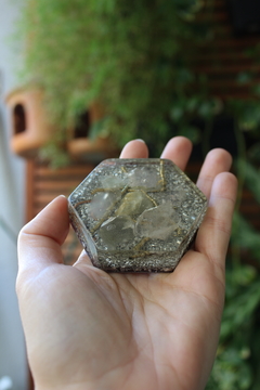 Orgonite Hexagonal com Quartzo Verde e Cristal