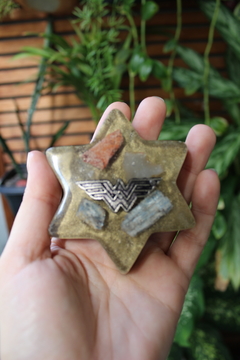 Orgonite Estrela com Símbolo Mulher Maravilha