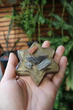 Orgonite Estrela com Símbolo Mulher Maravilha