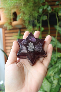 Orgonite Estrela Mão de Hamsa com Ametista e Quartzo Rosa