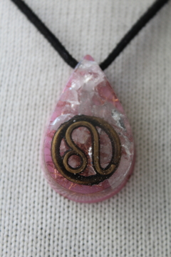 Orgonite Pingente Signo de Leão com Quartzo Rosa