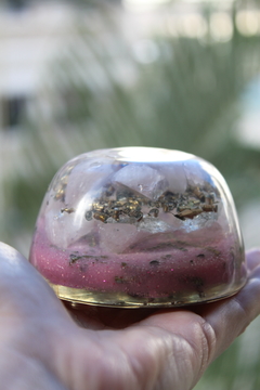 Orgonite Domo Pequeno com Quartzo Rosa