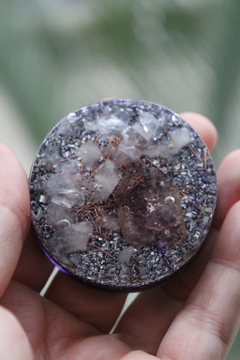 Orgonite Pastilha com Quartzo Rosa e Ametista. Orgonite de Bolso