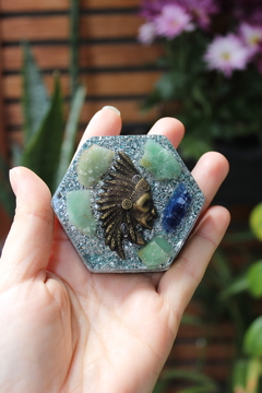 Orgonite Hexagonal Xamã com Cianita Azul, Quartzo Verde e Cristal