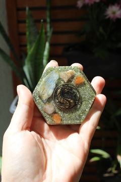 Orgonite Hexagonal Dragão com Calcita Laranja, Cianita Azul e Cristal