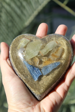 Orgonite Coração Médio Controle Emocional com Água Marinha, Cianita Azul, Citrino e Cristal