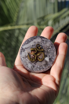 Orgonite Pastilha OM com Quartzo Rosa e Cristal na internet