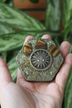 Orgonite Hexagonal Solar com Citrino e Olho de Tigre