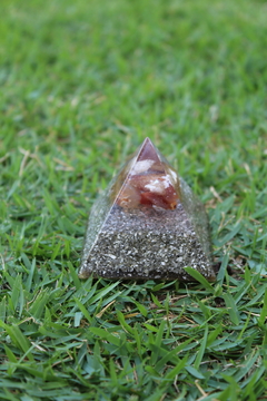 Orgonite Pirâmide Pequena Espiritualidade, Vitalidade e Concentração