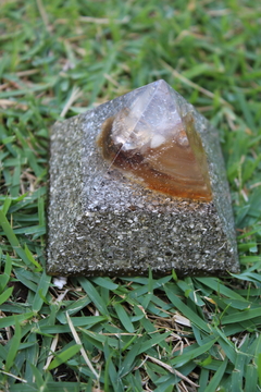 Orgonite Pirâmide Pequena Espiritualidade, Vitalidade e Concentração