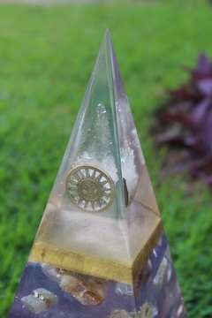 Orgonite Pirâmide Núbian Solar Prosperidade