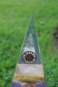 Orgonite Pirâmide Núbian Solar Prosperidade