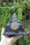 Orgonite Pirâmide Flor da Vida com Cianita Azul e Cristal