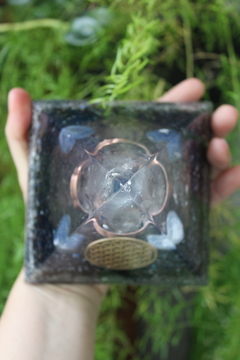 Orgonite Pirâmide Flor da Vida com Cianita Azul e Cristal