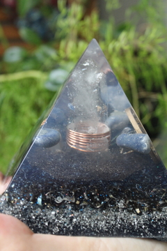 Orgonite Pirâmide Flor da Vida com Cianita Azul e Cristal