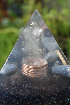 Orgonite Pirâmide Flor da Vida com Cianita Azul e Cristal