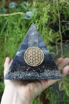 Orgonite Pirâmide Flor da Vida com Cianita Azul e Cristal