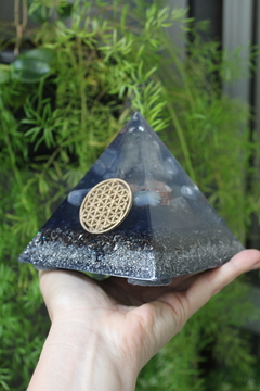 Orgonite Pirâmide Flor da Vida com Cianita Azul e Cristal