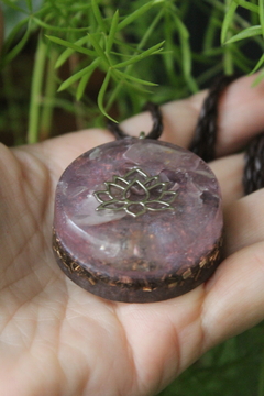 Orgonite Pingente Flor de Lótus com Quartzo Rosa e Ametista