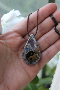 Orgonite Pingente Yin Yang com Cianita Azul e Ametista