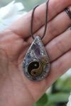 Orgonite Pingente Yin Yang com Cianita Azul e Ametista