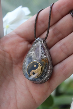 Orgonite Pingente Yin Yang com Cianita Azul e Ametista