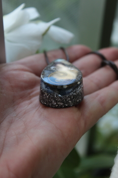 Orgonite Pingente Yin Yang com Cianita Azul e Ametista