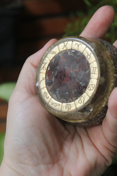 Orgonite Granada Sagrada Zodíaco com Granada e Cristal