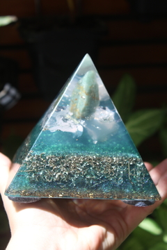 Orgonite Pirâmide Cura e Equilíbrio Quartzo Verde e Cristal