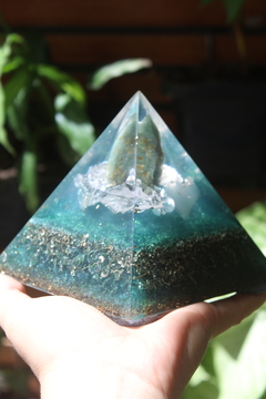 Orgonite Pirâmide Cura e Equilíbrio Quartzo Verde e Cristal