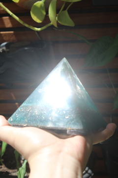 Orgonite Pirâmide Cura e Equilíbrio Quartzo Verde e Cristal