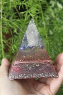 Orgonite Pirâmide Intuição e Amor