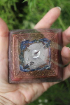 Orgonite Pirâmide Intuição e Amor