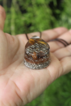 Orgonite Pingente Flor de Lótus com Olho de Tigre