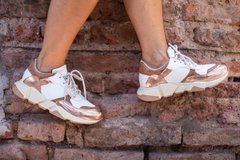 Imagen de Zapatillas blancas y ocre